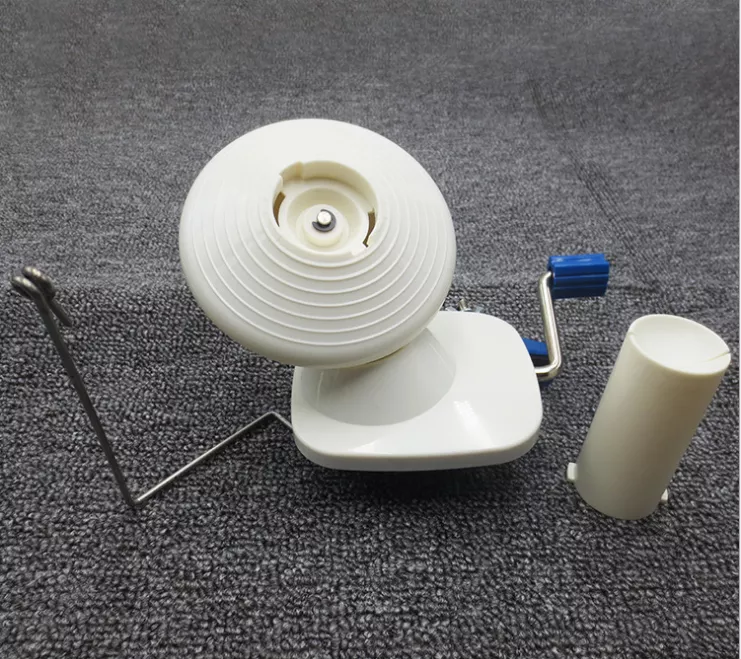Manually operated winding machine with crank and clamp for yarn winding up to 4 ounces