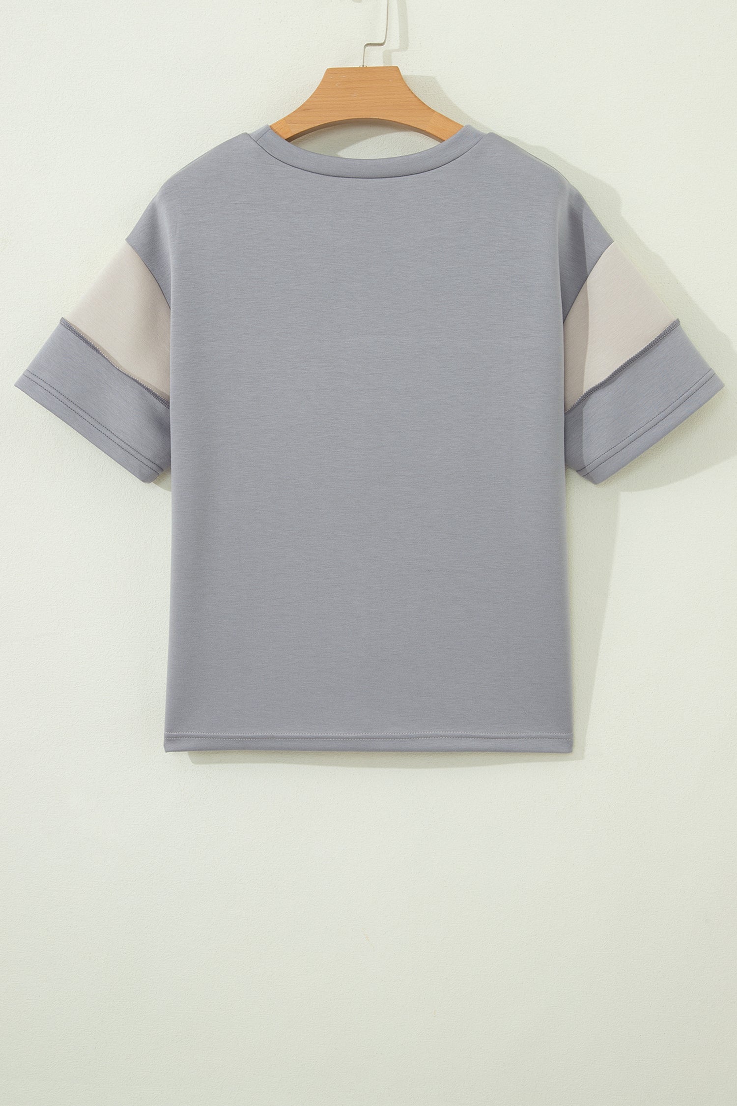 Gray raw seam camouflage patchwork casual tee with color block design and medium elasticity