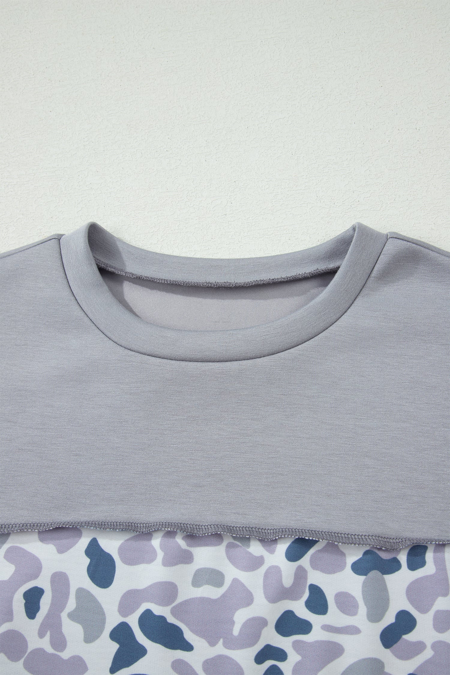 Gray raw seam color block camouflage patchwork casual tee with medium elasticity