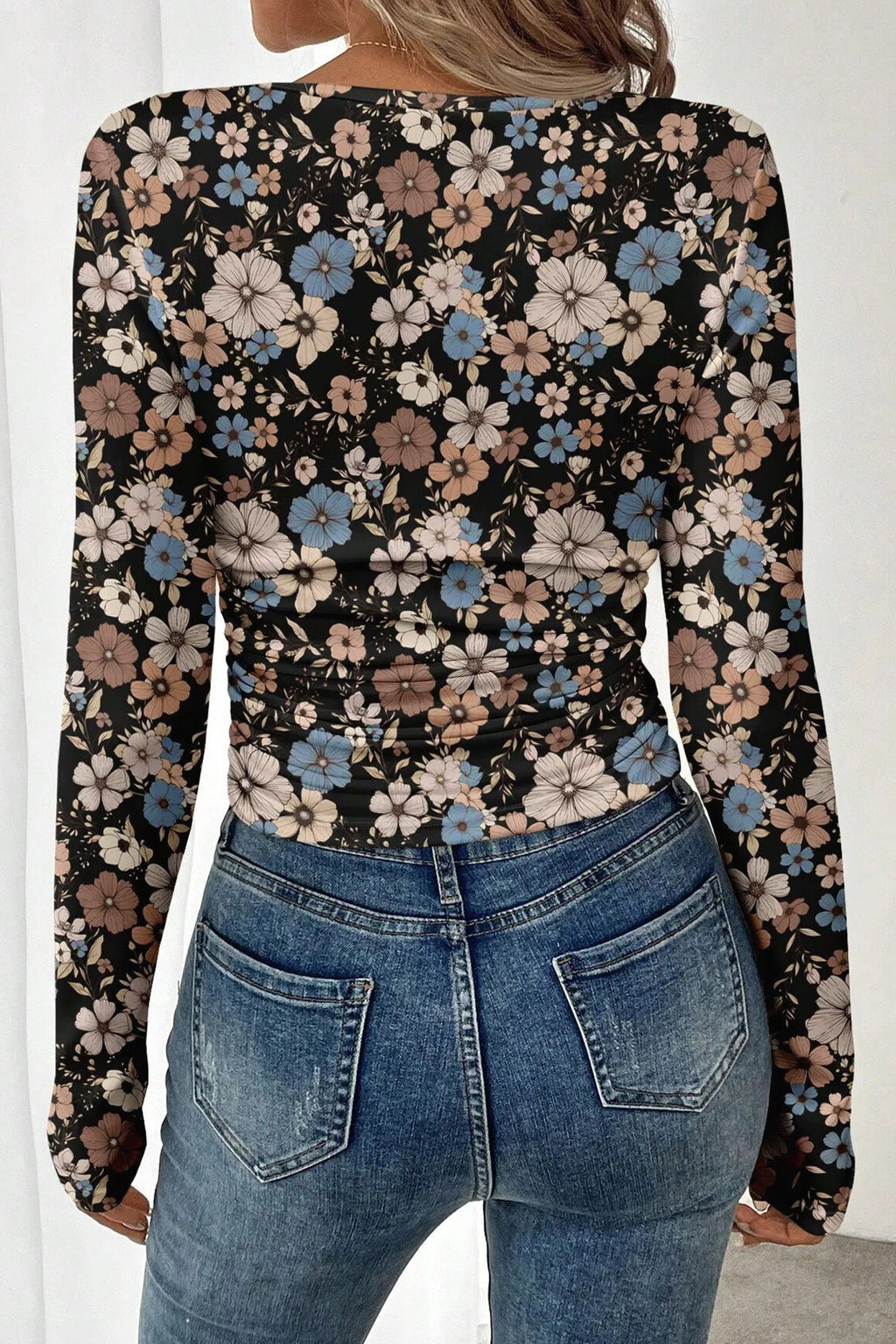 Black floral print slim long sleeve T-shirt with square neckline and high elasticity.