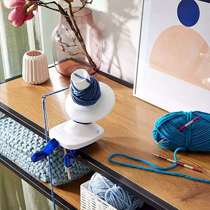 Manually operated winding machine with clamp and crank for 4-ounce yarn cakes